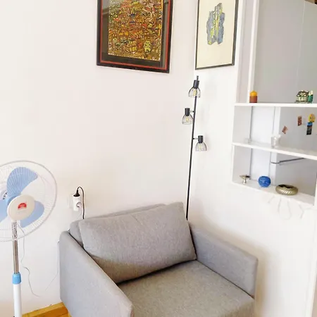 Stylish & Cozy In Center